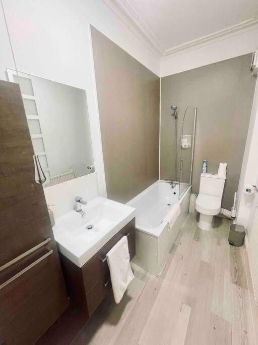 Bright, Spacious With Off-road Parking Appartement Bath