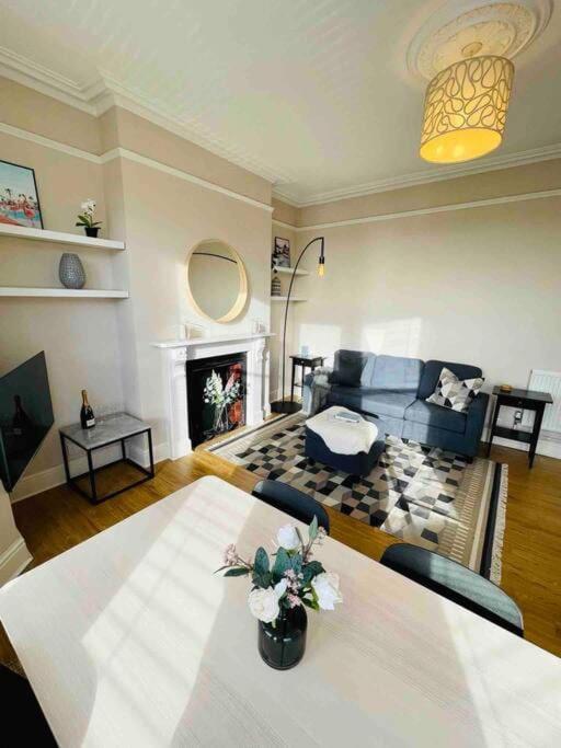 Bright, Spacious With Off-road Parking Appartement