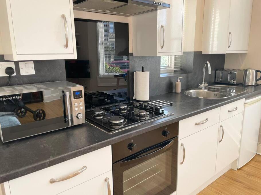 Bright, Spacious With Off-road Parking Appartement *