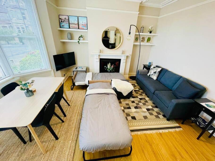 Bright, Spacious With Off-road Parking Appartement Bath