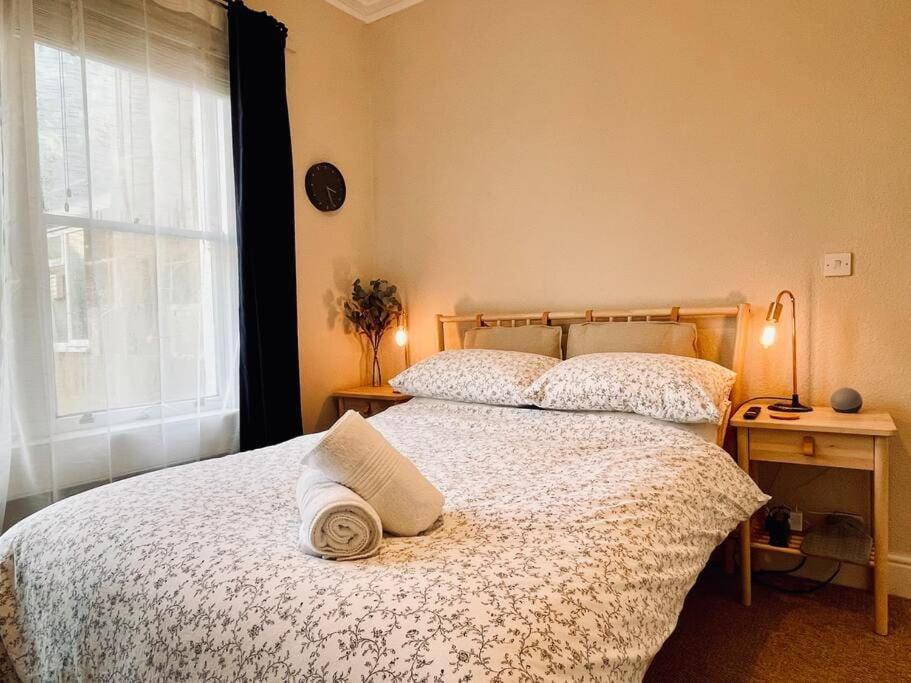 Appartement Bright, Spacious With Off-road Parking Bath